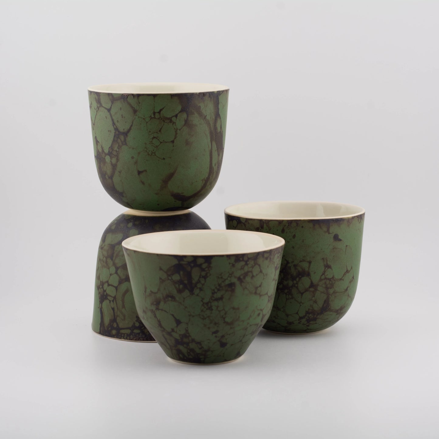 Porcelánový hrnek Brown on Green