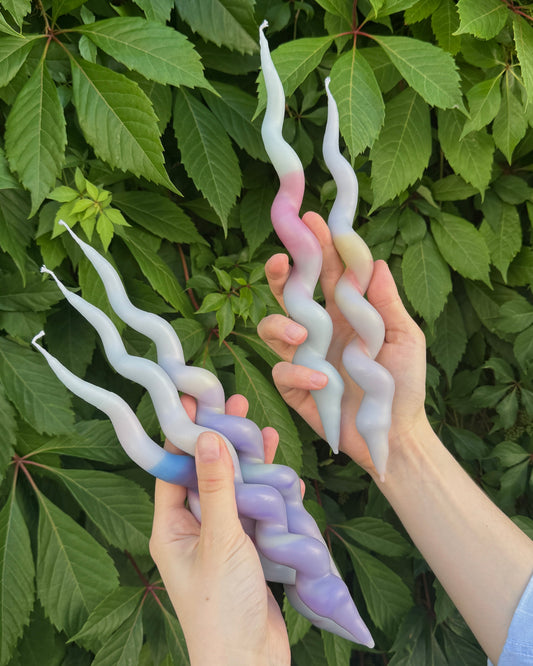 Kroucená duhovaná svíčka Hadaikum