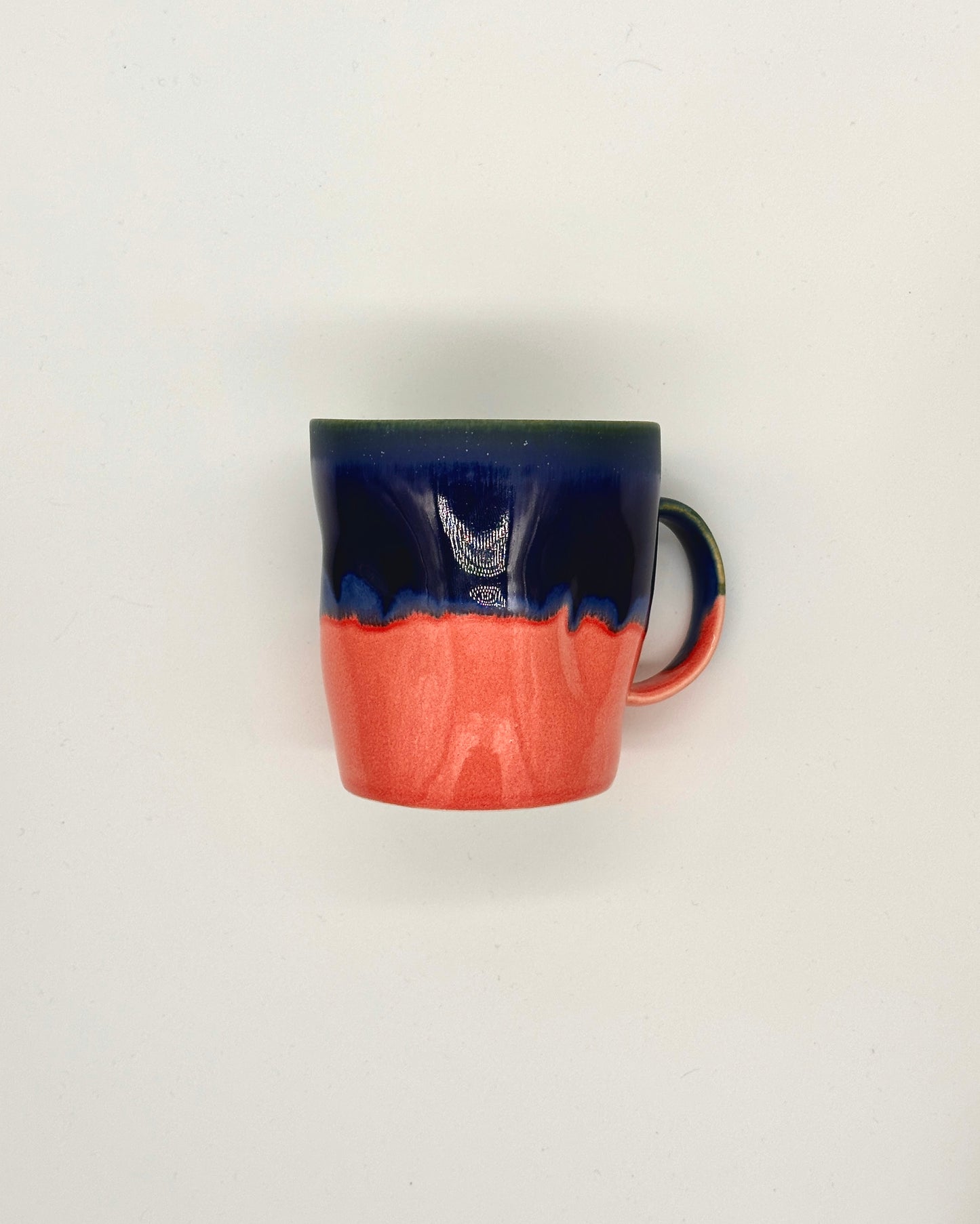 Deformovaný porcelánový hrnek SGW Lab