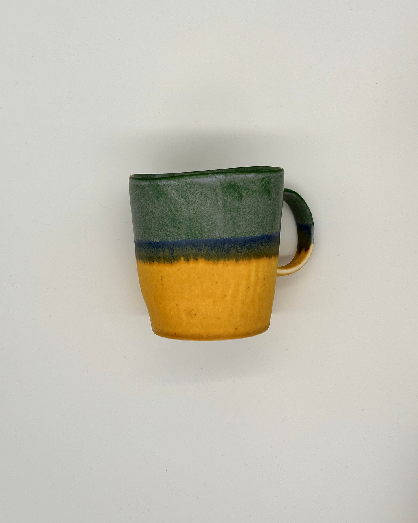 Deformovaný porcelánový hrnek SGW Lab