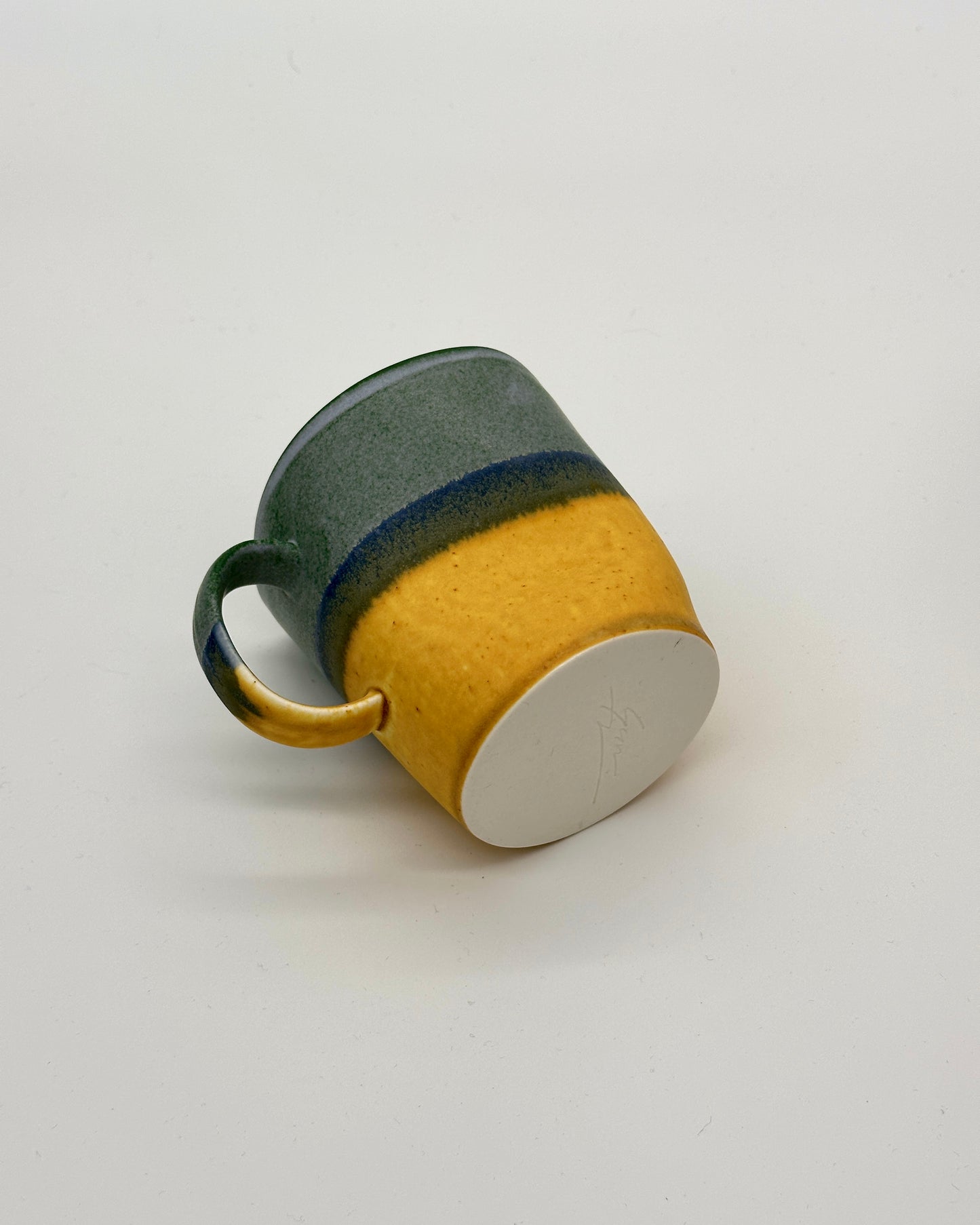 Deformovaný porcelánový hrnek SGW Lab