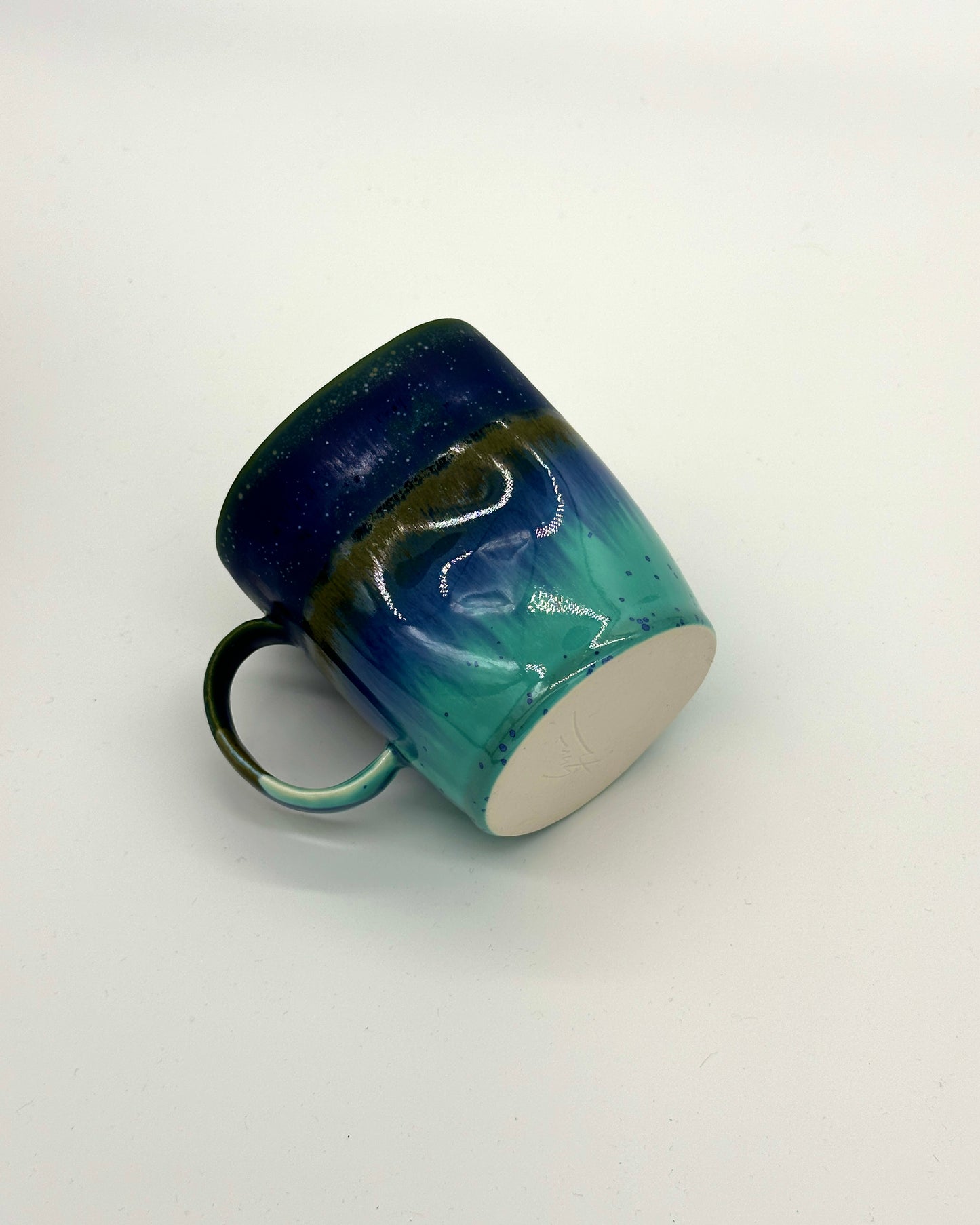 Deformovaný porcelánový hrnek SGW Lab