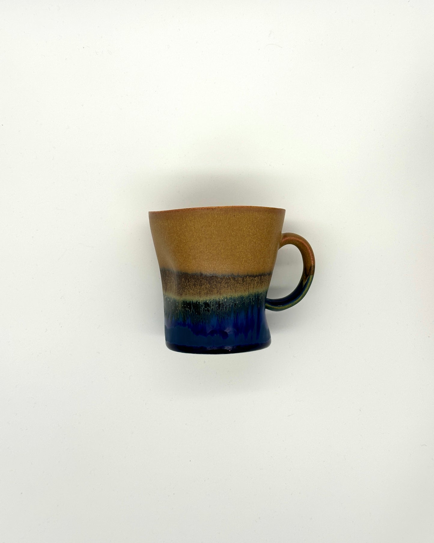 Deformovaný porcelánový hrnek SGW Lab