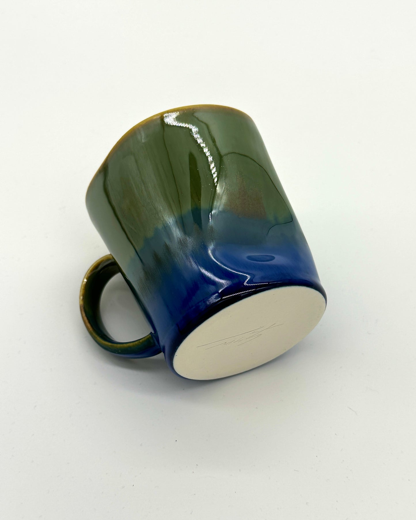 Deformovaný porcelánový hrnek SGW Lab