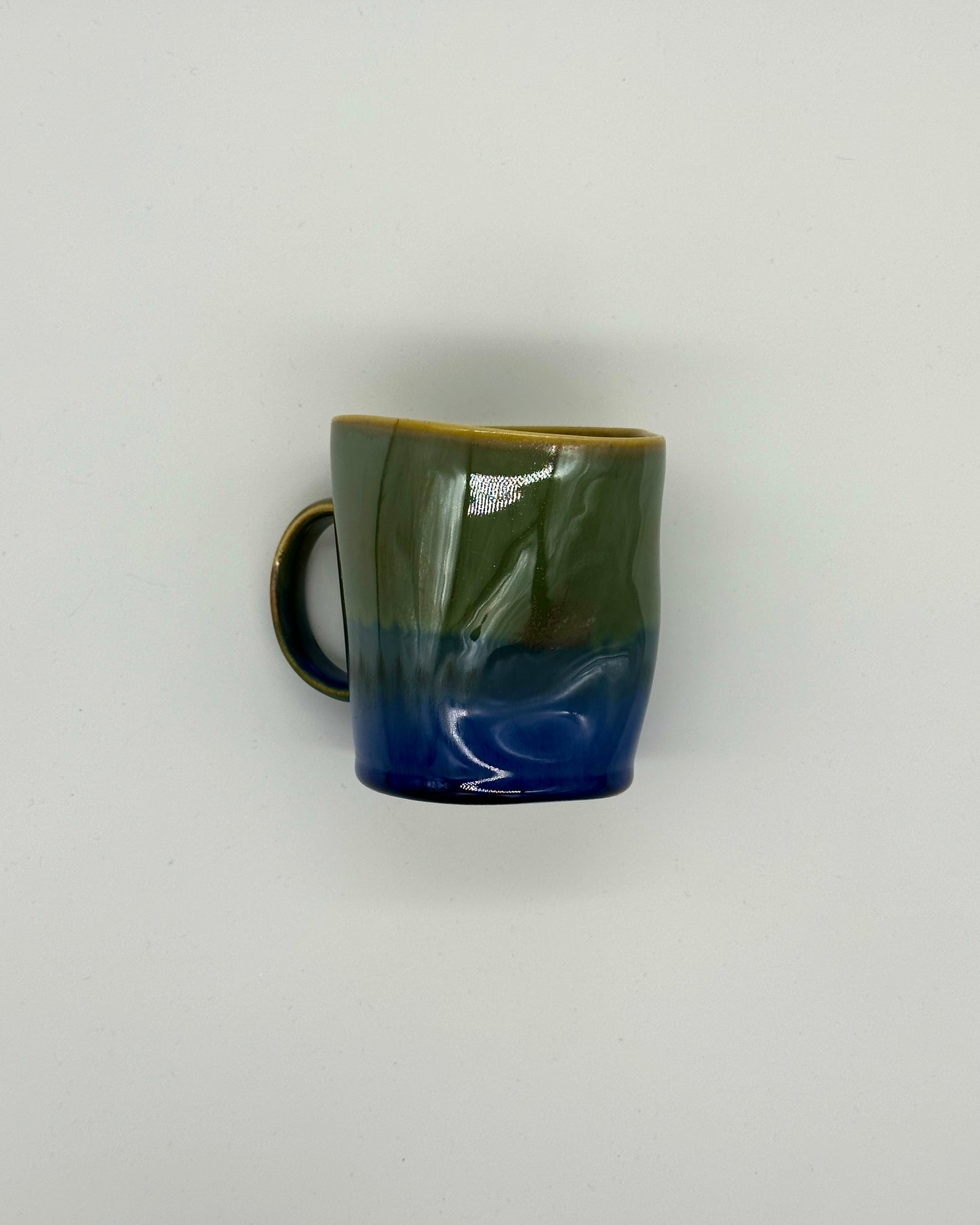 Deformovaný porcelánový hrnek SGW Lab